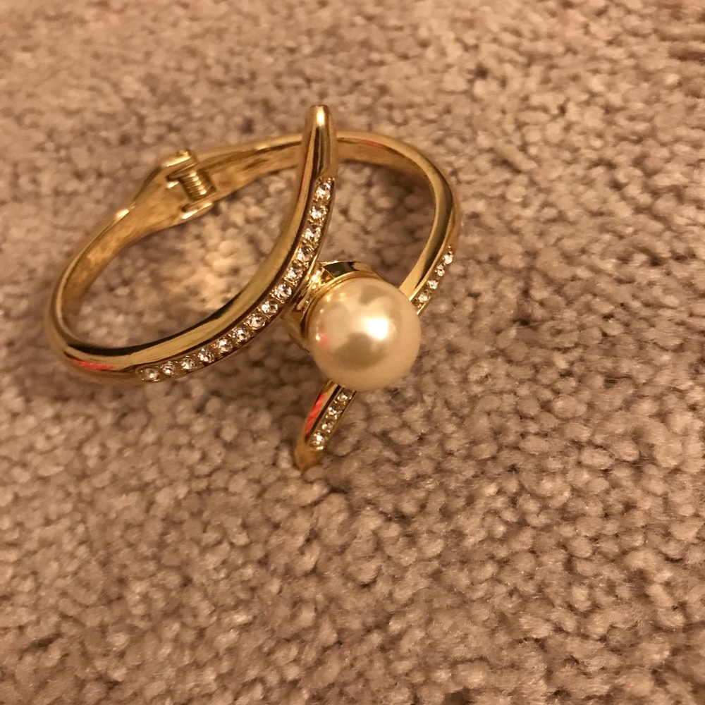 Stunning ladies rhinestone and pearl gold bracelet